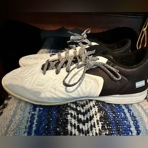 Men’s Adidas Argentina Soccer Shoes lightly worn